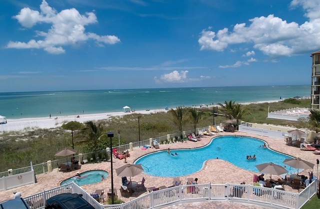 Island Escape! 4 Relaxing Units, 2 Pools, Direct Beach Access, Free Parking