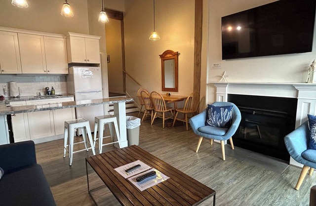 Island Inn - 2 Bedroom & 2 Bath Townhouse - 50G - Oak Bluffs, MA