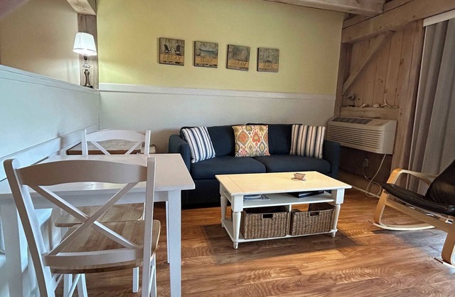 Island Inn - Residential Suite - 32G - Dog-freindly - Oak Bluffs, MA