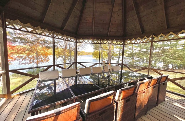 Island Lake Estate: Secluded Waterfront Cabin on 17 acres. Pet Friendly!