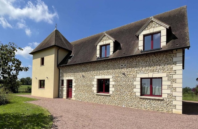 Isolated country house with large garden and spa, perfect for families and friends