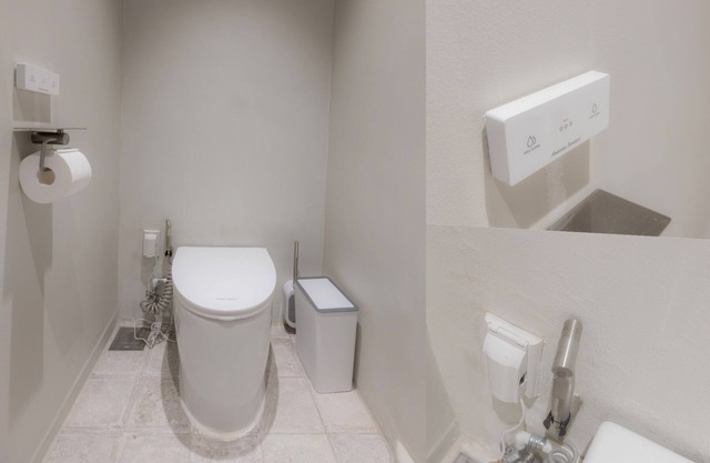 It is located in front of Namsan Mountain/5-minute drive to Hwangridan-gil