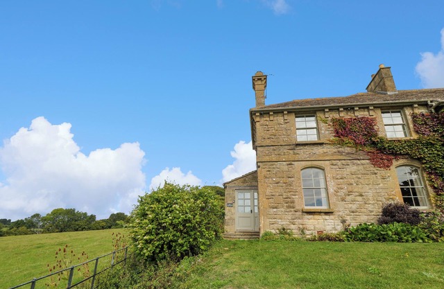 IVY COTTAGE, pet friendly, character holiday cottage in Colerne