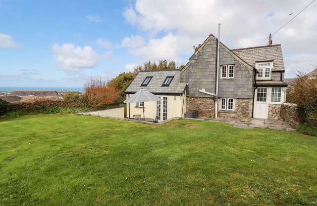 IVY COTTAGE, pet friendly, character holiday cottage in Tintagel