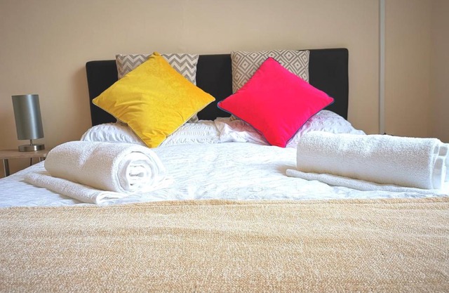 J BOOK NOW, Spacious 5 Bed Sleeps 9 Long Stays Workers & Families by Your Night Inn Group