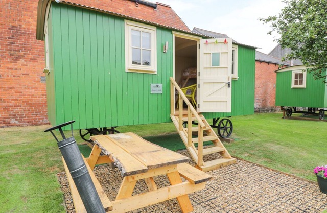 JAMIE'S HIDE, pet friendly, with open fire in Bowness-On-Solway