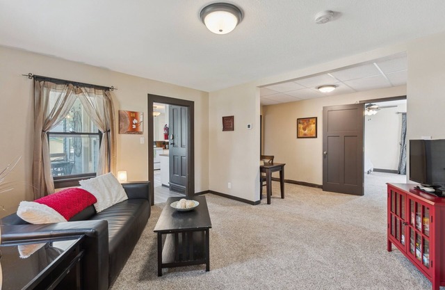 Jasmine Apartment - 3 Blocks from Lake Pepin