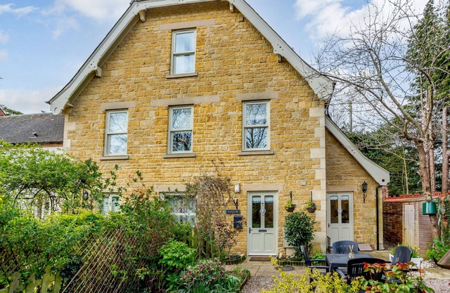 JASMINE COTTAGE, family friendly in Mickleton, Gloucestershire