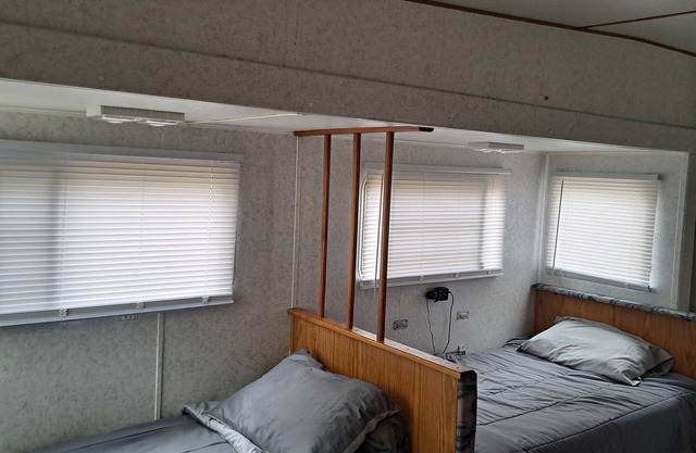 Jayco n1 queen 2 doubles lots of living space AC furnace wifi 2tvs fridge stove