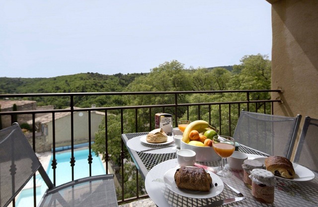 JDV Holidays-The Old Gendarmerie, Bonnieux, 2 bedrooms, shared pool, great views