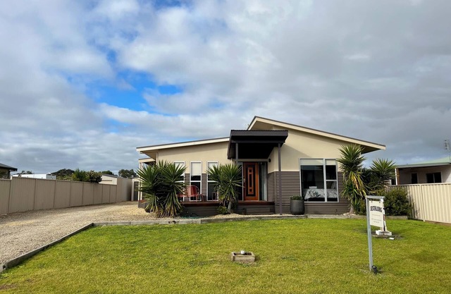 Jestalong House- Pet Friendly Outside - 4 De Guichen Dr