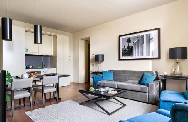 JOIVY Urban 2BR Apt w/Park view, in Cais do Sodré