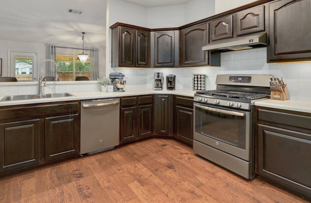 'Jollyville Jewel' Pet-friendly, w/yard, work space, near Domain