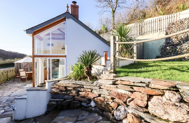 JONWYNS, pet friendly, character holiday cottage in Trewarmett