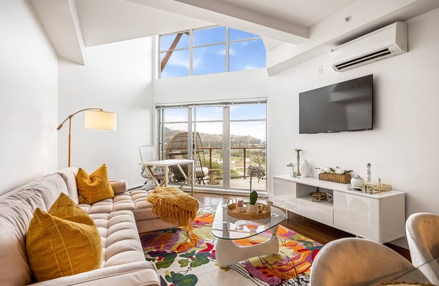 Joy's Chic Suite | 2 BR w Hot Tub & Sunrise Mountain View!