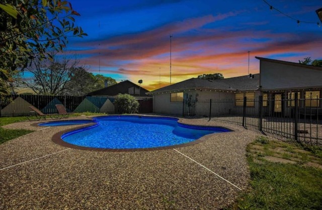 Joyful Hawaii Amazing Pool 4BRs Home in Missouri city- super highway accessible