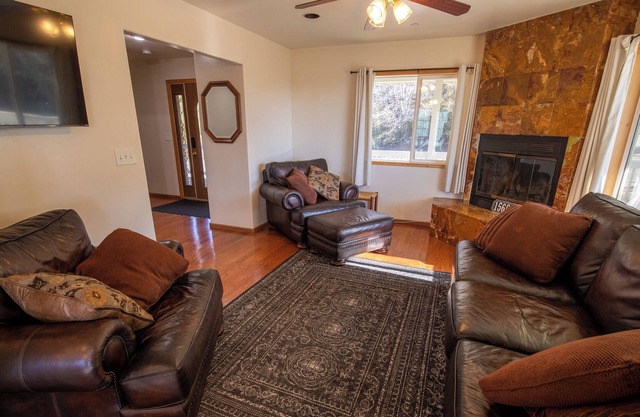 Julian-Cuyamaca House- wrap around deck & views of Lake Cuyamaca!