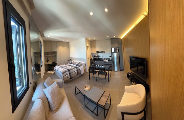 JULZ Luxurious chalet with Pool access in Halat