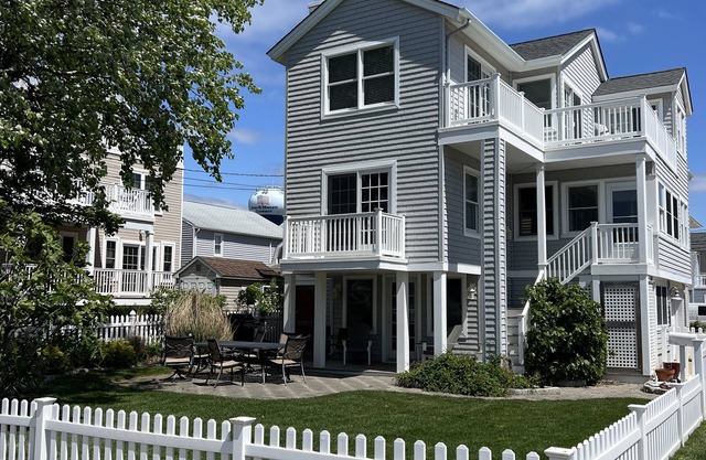 Just Beachy - Updated, Oceanside Home, 3 min walk to the beach, close to it all!