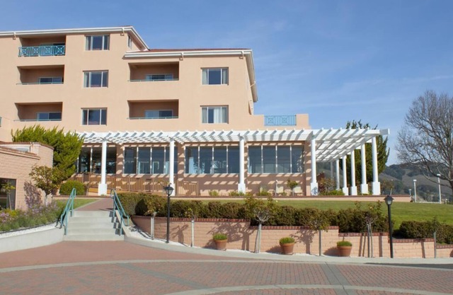 Just What You Were Looking For! Free Parking, Walk to Central Coast Aquarium