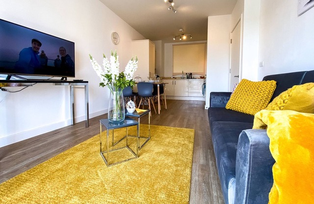 K Suites - Stunning 2 bed Apt w/ free parking