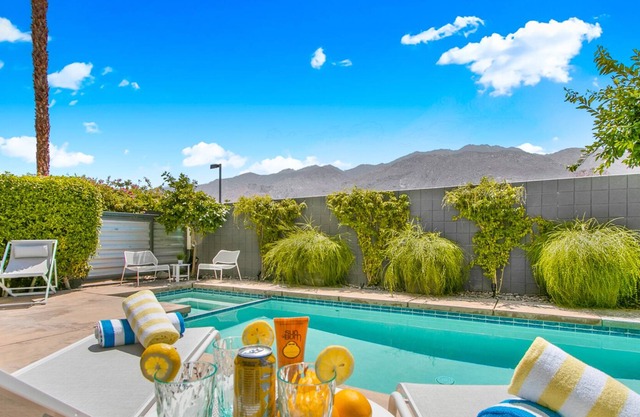 K0646- Posh 2/2.5 Townhome with Private Pool. 5 Minutes to Downtown PS!