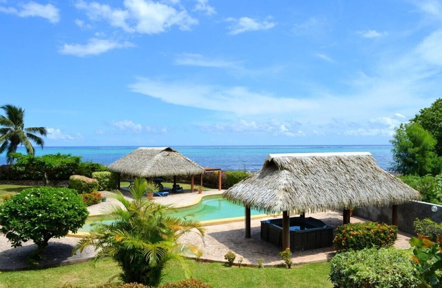 Kahaia beach home with pool, amazing seafront black sand beach and reef
