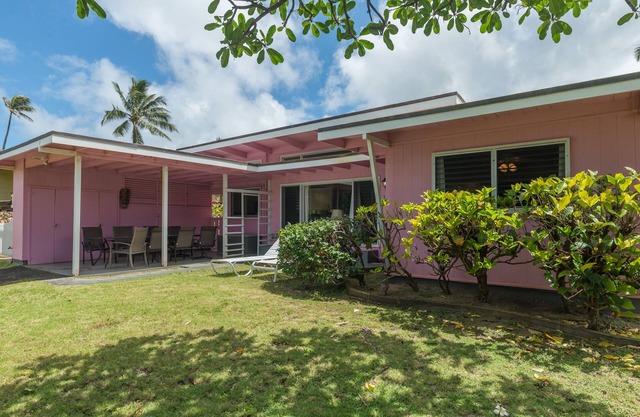 Kailua Beach "The Pink House" 100 Yards from Ocean