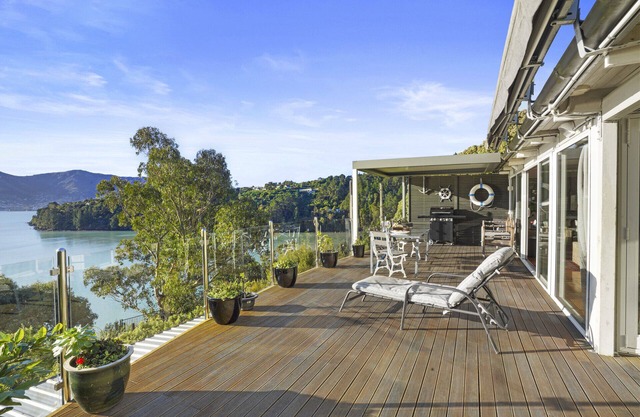 Kaioruru View – Diamond Harbour Holiday Home