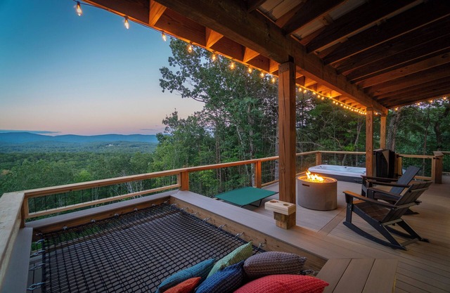 KARGOHAUS - One of a Kind Shipping Container Getaway Near Helen ~ Dog Park!