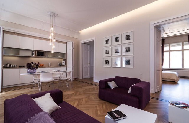 Karoly Premium Deco Suite, WiFi, AC, 2 BR, 2 BA in the Downtown