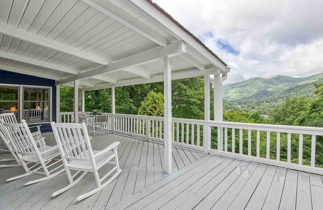 Keaton Cottage -Breathtaking Views, Spacious Charm