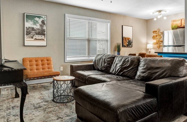Kelly's Cove: 1st Flr 2 Bdrm-Walk to A&M-King Beds