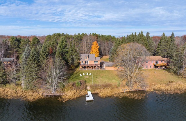 Kenny Lodge on Lake Namakagon- Lake Access and Private Dock