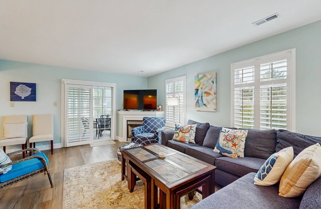 Keys of Marsh Harbor townhouse w/community pool & tennis court, deck, grill