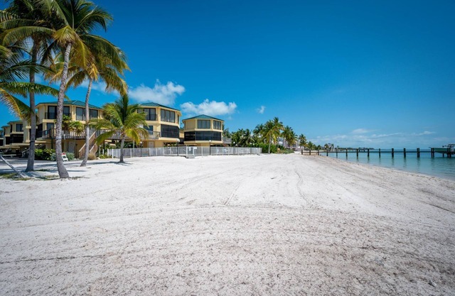 KG Arrive any day, pool on beach, full Kitchen, W/D, Parking, Docks, balcony,