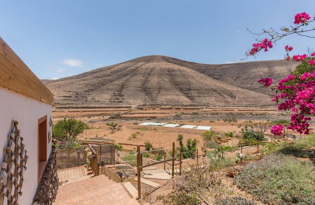 Kikiki Vista Jardín La 5 with Mountain View, Pool & Wi-Fi