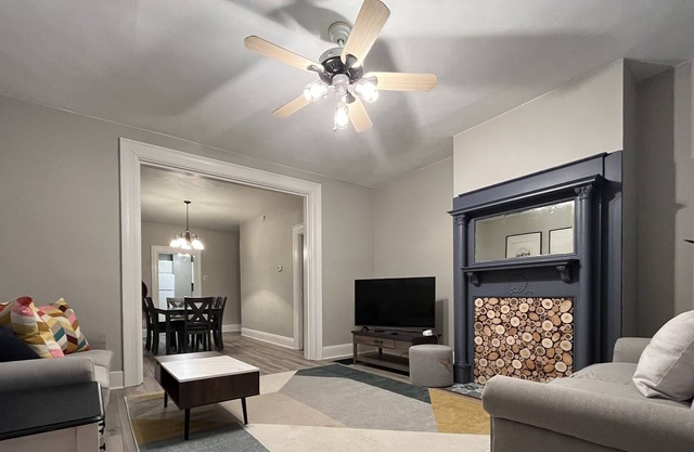 King and queen bed, entire house, dogs welcome