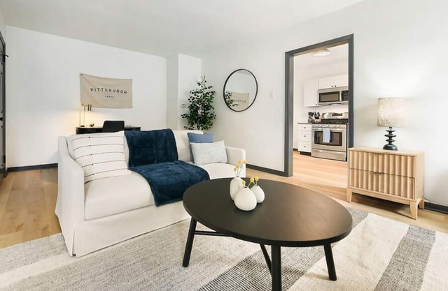 King Bed, 2 Desks, Fast WiFi, Lively Lawrenceville