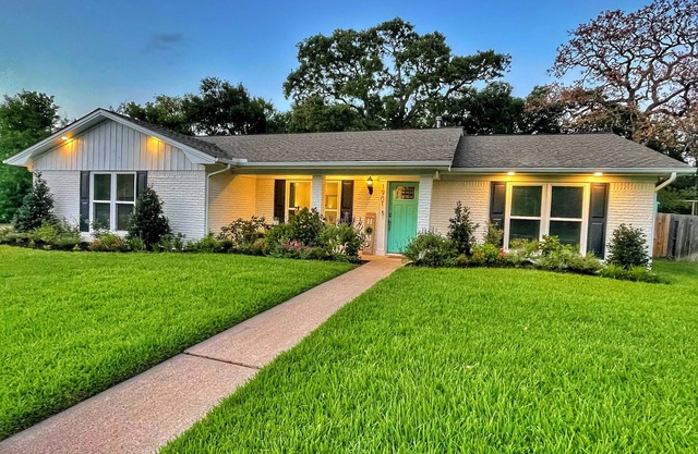 King Bed, 85 inch TV, 4Bd, Close to Campus, Perfect for Families