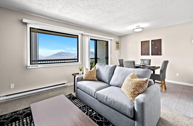 King Bed Cityscape | Private Patio, FREE Parking