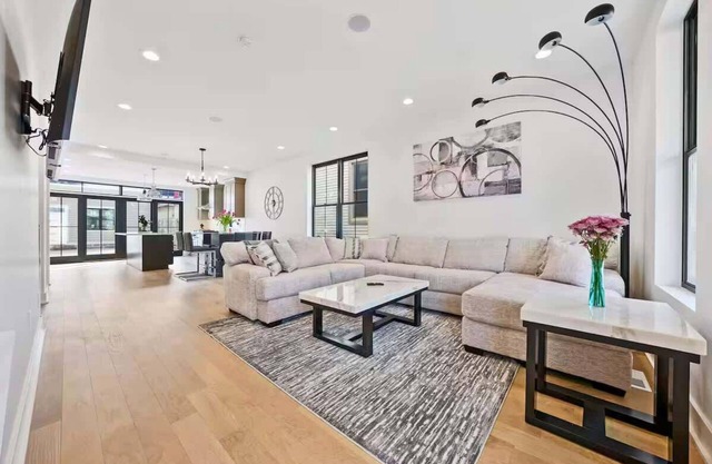 King Bed – Convention - Free Parking - Short North