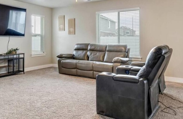 King Bed| Cozy Living Room |Dedicated workspace