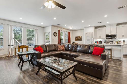 King Bed, Hot Tub, BBQ, Large Yard & Garage!