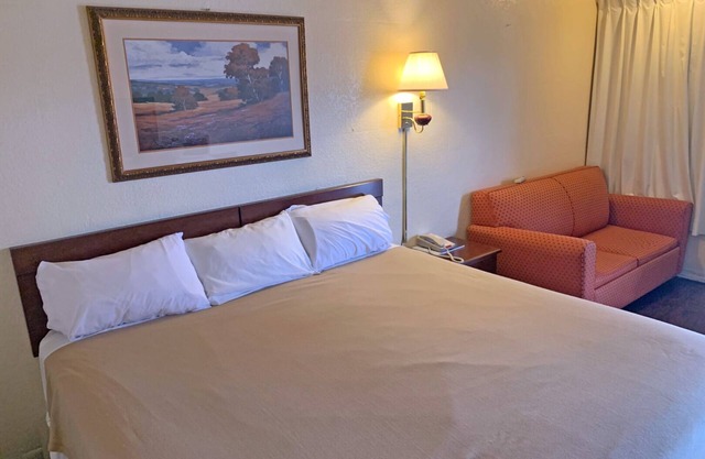 King Bed Non SmokingaKing Bed Non Smoking, Red Carpet Inn, Complimentary Parking, Close to Downtown