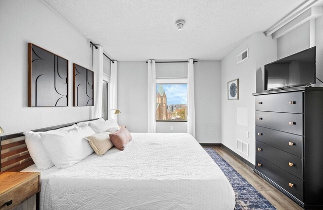King Bed | Onsite Gym | Downtown Views | Parking