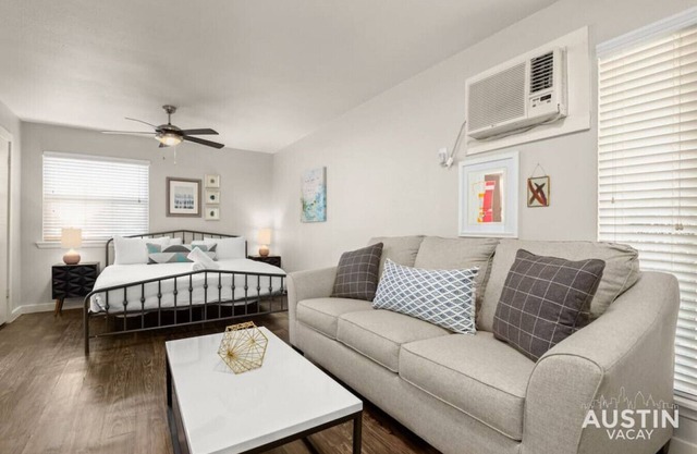 King Bed + Pool + Free Parking | Close To Zilker!