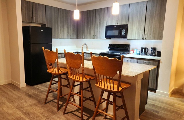 King bed pool view apartment with WiFi and fitness room in awesome Houston