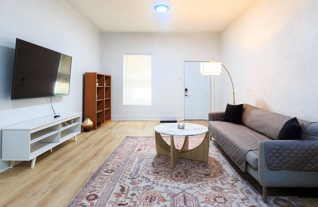 King Bed, Quiet & Safe, Huge Backyard, Close to Downtown