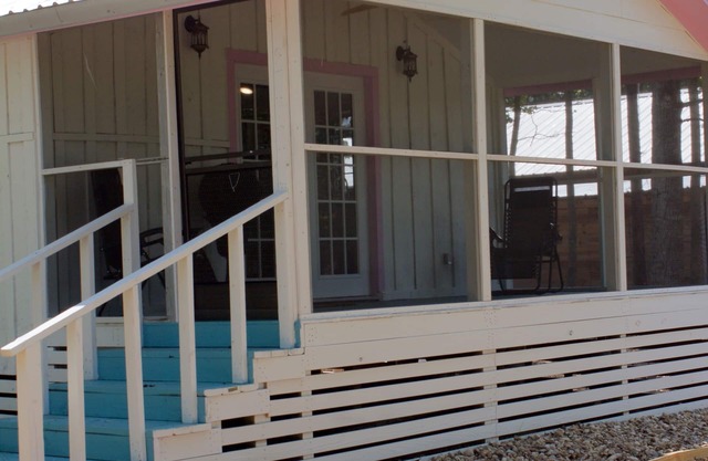 KING BED, SCREENED IN PORCH, KITCHEN, SHOWER, WIFI, ROKU, NEAR RATCLIFF LAKE